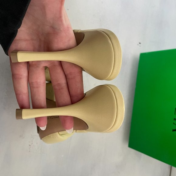 ❌SOLD❌Bottega Veneta Rubber Lido  Quilted Leather Mules In Lemonade Color - Picture 8 of 9